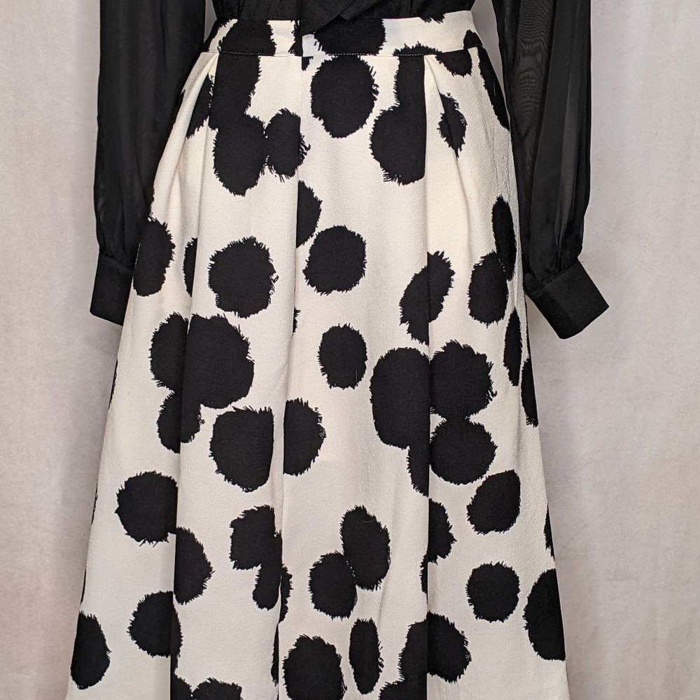 VGUC Medium Lined Black splotched and cream swing skirt